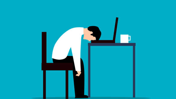 4 Schreitbtisch Angestellter erschöpft