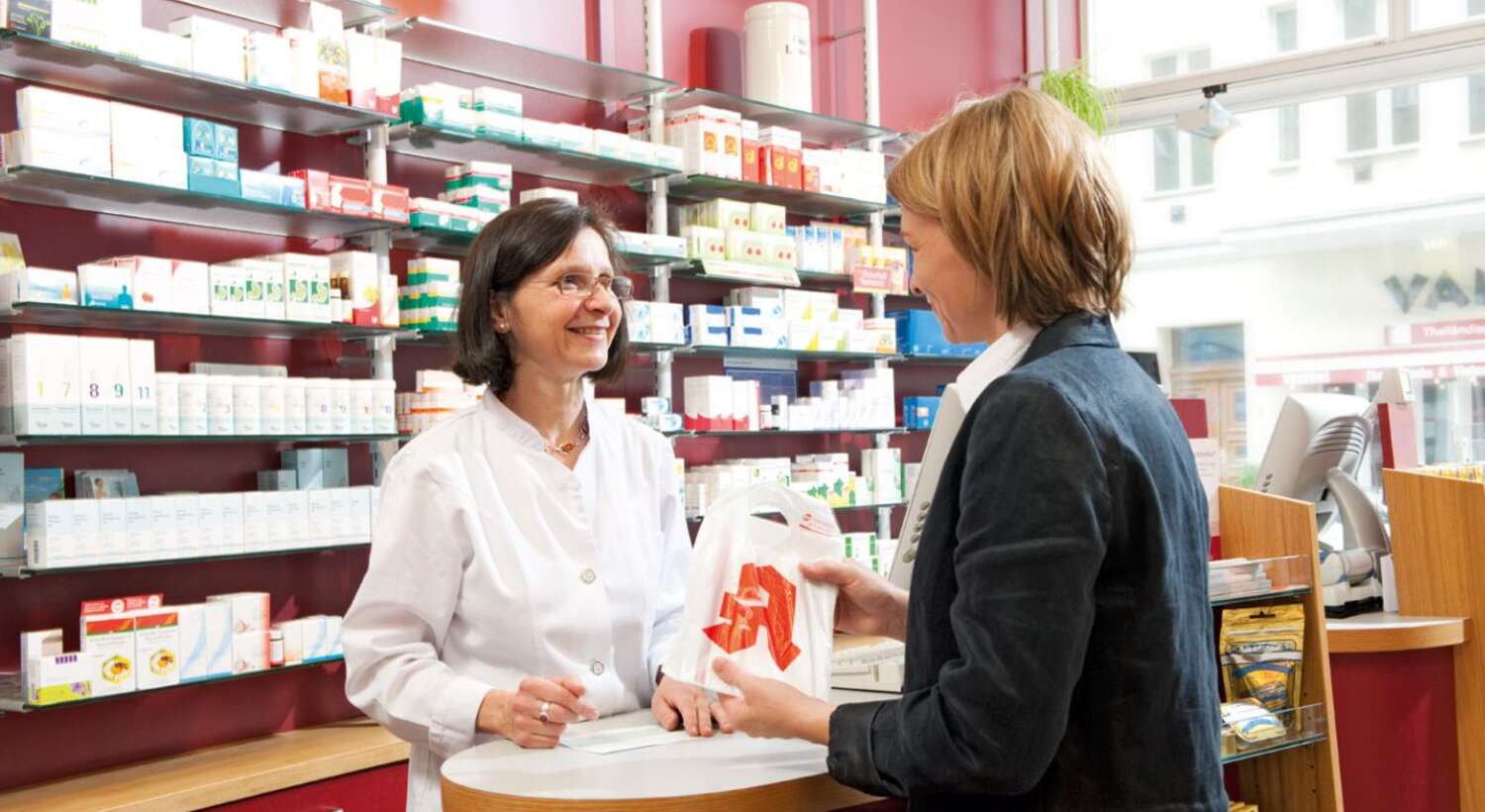 Apothekerin und Kundin am HV-Tisch